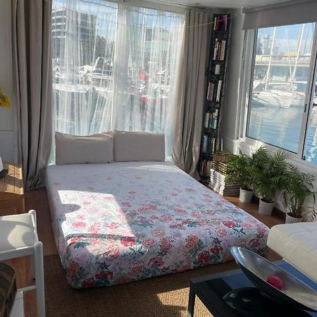 Light Bedroom In A Home Boat Барселона Екстер'єр фото
