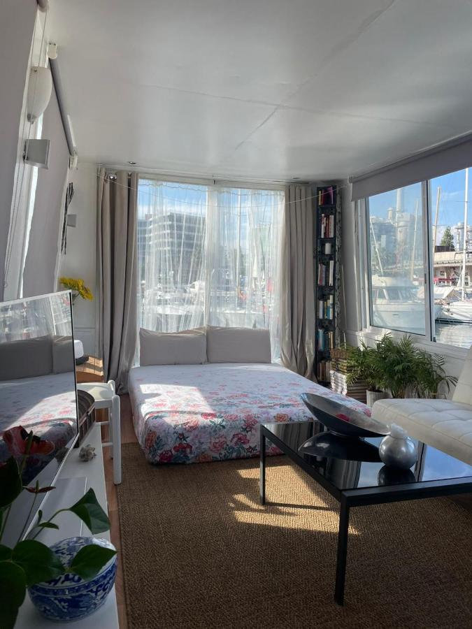 Light Bedroom In A Home Boat Барселона Екстер'єр фото