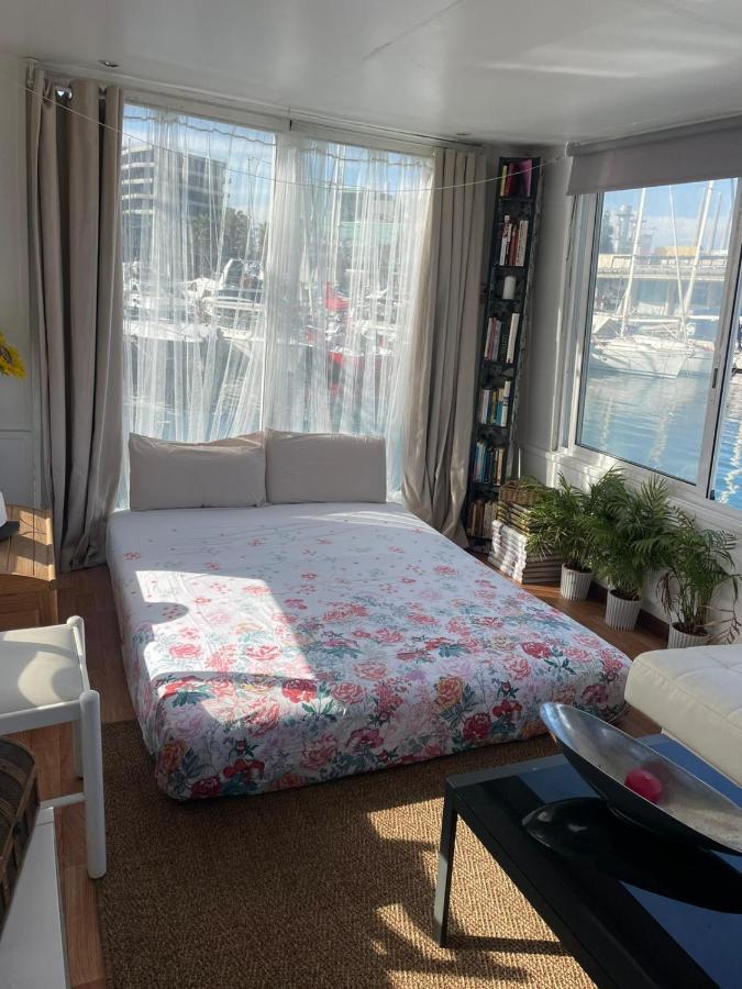 Light Bedroom In A Home Boat Барселона Екстер'єр фото