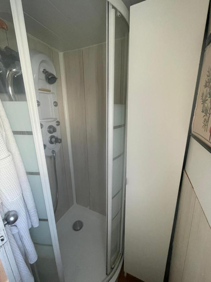 Light Bedroom In A Home Boat Барселона Екстер'єр фото